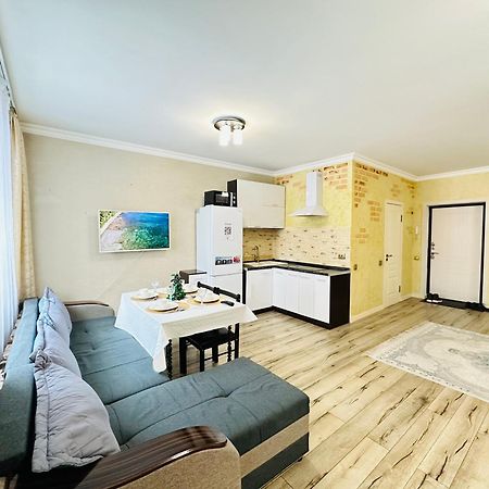 Vostochnyi Park Apartament In The Center Of Almaty Leilighet Eksteriør bilde